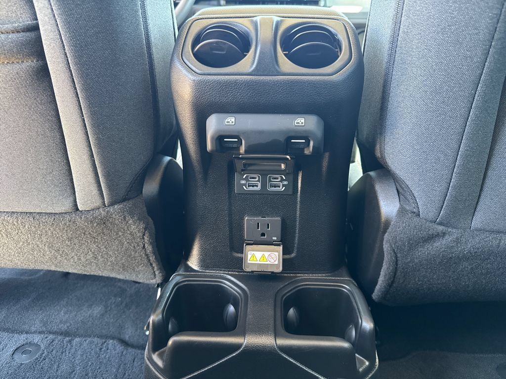 Used 2025 Jeep Wrangler Unlimited Sahara AWD/4WD image 30