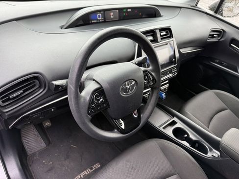 Used 2019 Toyota Prius L Eco w/ Carpet Mat Package image 15