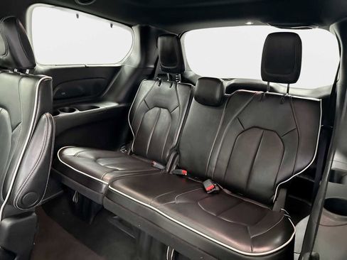 Used 2025 Chrysler Pacifica Limited image 26