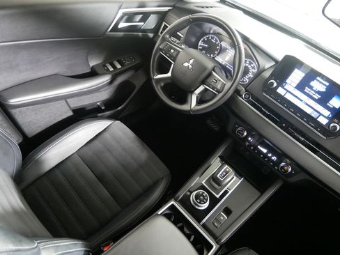 Used 2024 Mitsubishi Outlander SE image 9