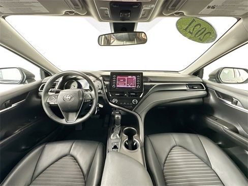 Used 2021 Toyota Camry SE image 3