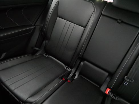 Certified 2023 Volkswagen Tiguan SE image 12