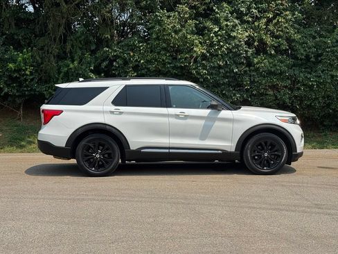 Used 2020 Ford Explorer XLT w/ Equipment Group 202A AWD/4WD image 4