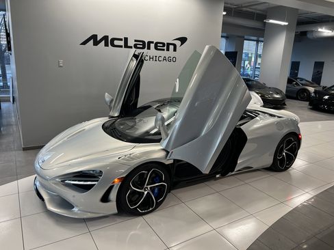 Used 2026 McLaren 750S Spider image 19