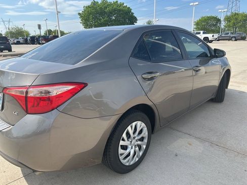 Used 2017 Toyota Corolla LE image 3