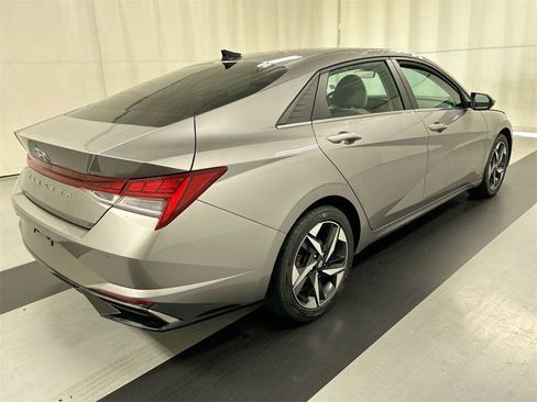 Used 2023 Hyundai Elantra Limited w/ Preferred Accessory Package image 2