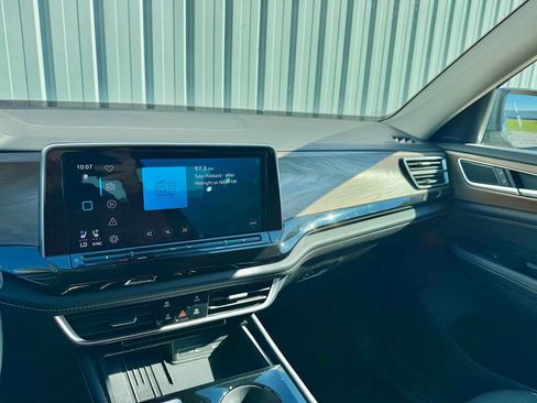 Used 2025 Volkswagen Atlas SE image 19