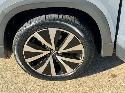 Certified 2023 Volkswagen Taos SE w/ Panoramic Sunroof Package image 22