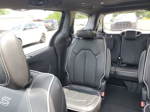 Used 2026 Chrysler Pacifica Limited w/ S Appearance Package FWD image 14
