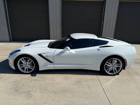 Used 2019 Chevrolet Corvette Stingray Coupe w/ 1LT RWD image 2