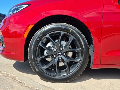 New 2025 Chrysler Pacifica Limited w/ Trailer Tow Group image 9