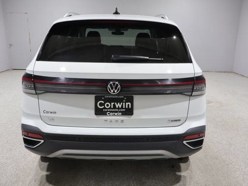 Used 2025 Volkswagen Taos SE AWD/4WD image 3
