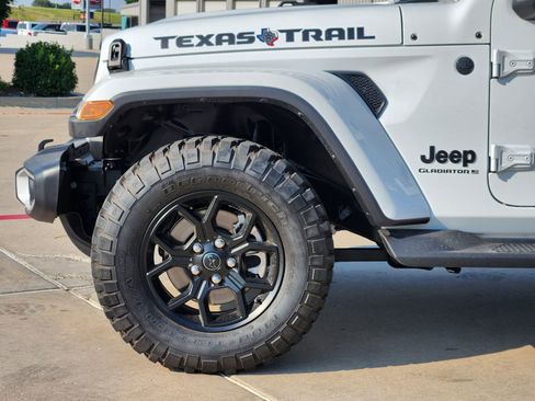 New 2025 Jeep Gladiator Sport image 7