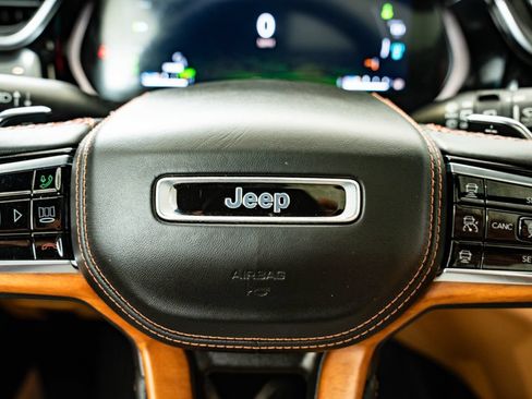 Used 2022 Jeep Grand Cherokee Summit AWD/4WD image 30