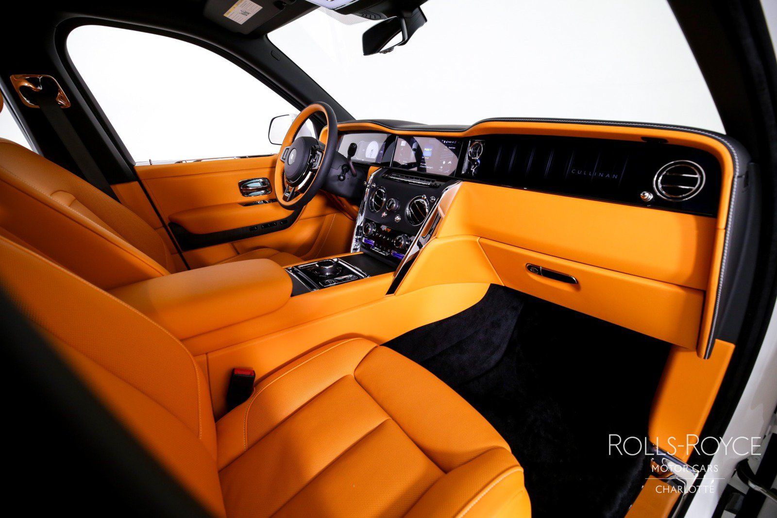 Used 2025 Rolls-Royce Cullinan AWD/4WD image 32