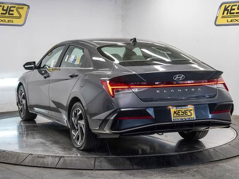 Used 2025 Hyundai Elantra SEL FWD image 2