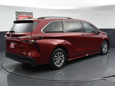 Used 2022 Toyota Sienna XLE FWD image 4