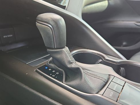 Used 2022 Toyota Camry SE image 18