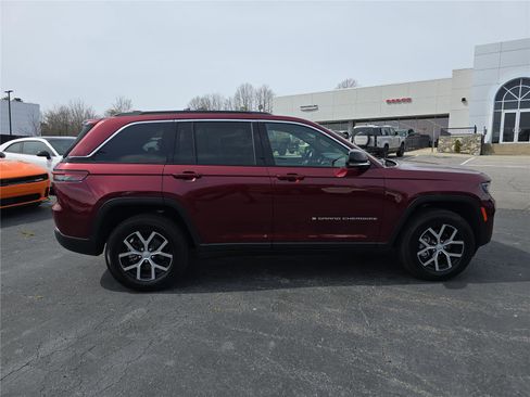 Used 2025 Jeep Grand Cherokee Limited w/ Luxury Tech Group II image 2