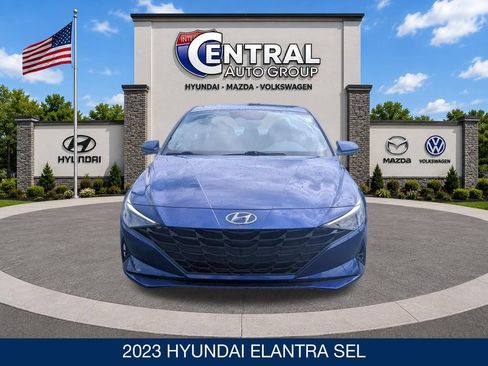 Used 2023 Hyundai Elantra SEL w/ Preferred Accessory Package FWD image 2