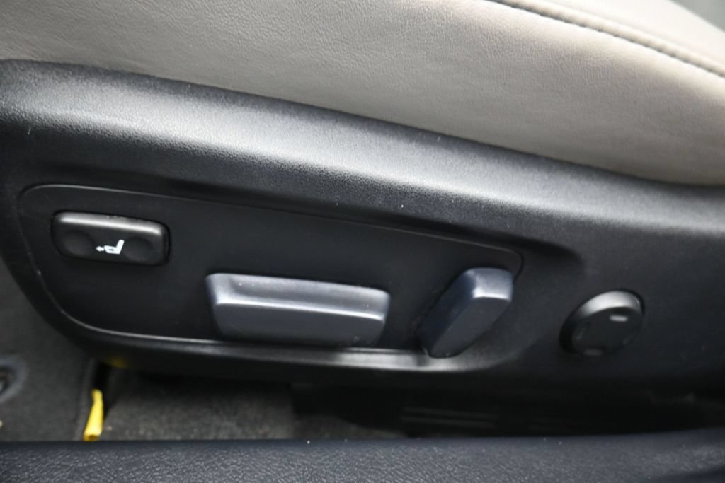 Used 2014 Toyota Avalon Limited w/ Technology Package FWD image 8