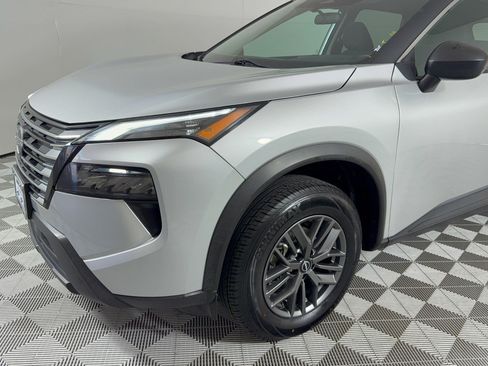 Used 2024 Nissan Rogue S FWD image 11
