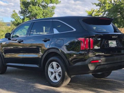 Certified 2023 Kia Sorento LX image 5