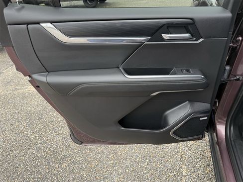 Used 2025 GMC Acadia Elevation image 32