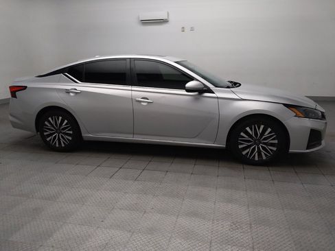 Used 2023 Nissan Altima 2.5 SV w/ SV Premium Package FWD image 11