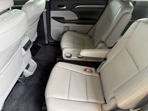 Used 2018 Toyota Highlander Limited AWD/4WD image 25