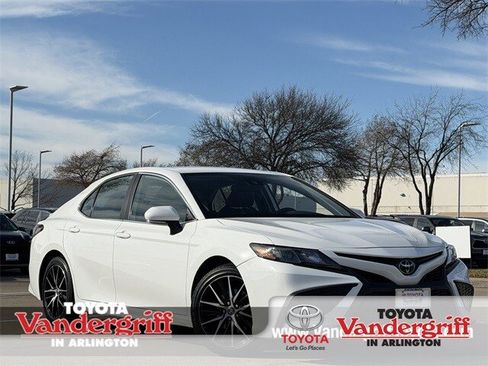 Certified 2023 Toyota Camry SE image 1