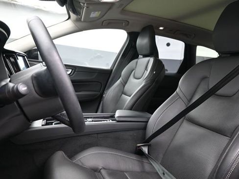 Used 2023 Volvo XC60 B5 Ultimate w/ Climate Package FWD image 10