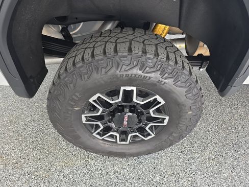 Used 2024 GMC Sierra 2500 AT4X image 17