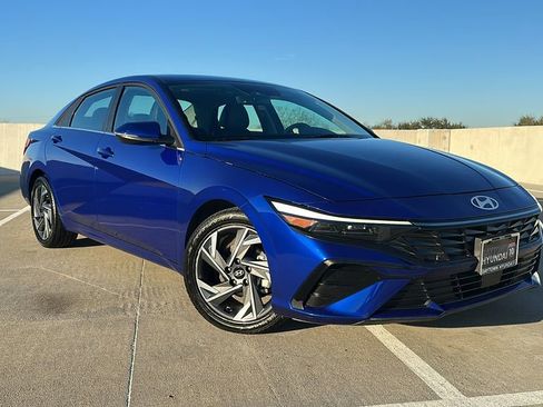 Used 2025 Hyundai Elantra Limited image 5