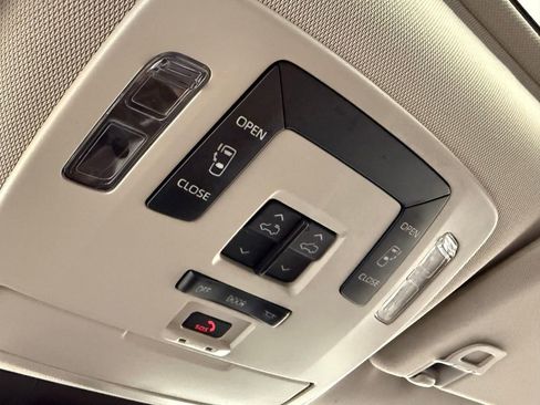 Used 2021 Toyota Sienna LE w/ LE Plus Package FWD image 33
