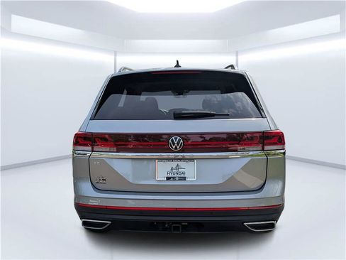 Used 2025 Volkswagen Atlas SE FWD image 4