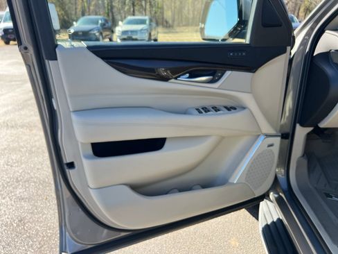 Used 2018 Cadillac Escalade Luxury image 24