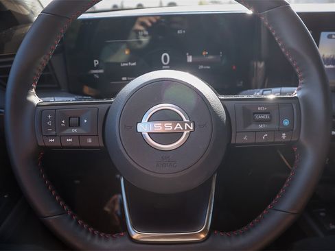 Used 2025 Nissan Kicks SR w/ SR Premium Package image 9