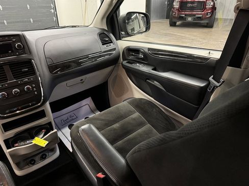 Used 2016 Dodge Grand Caravan American Value Package image 28