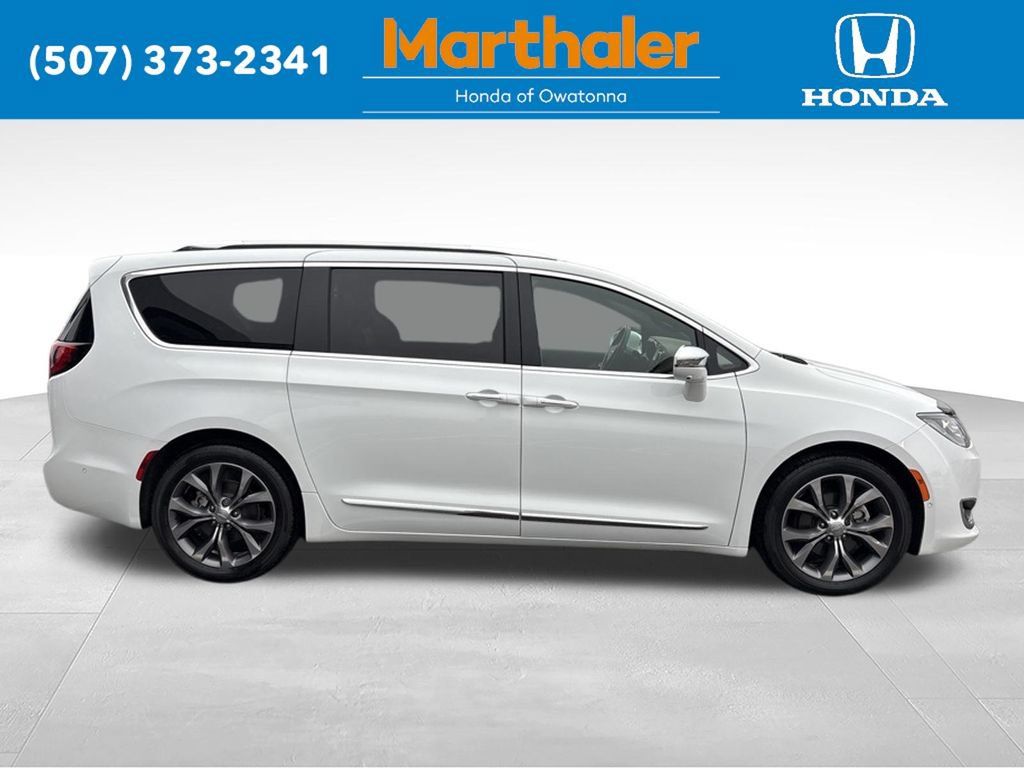 Used 2020 Chrysler Pacifica Limited w/ Tire & Wheel Group FWD image 6