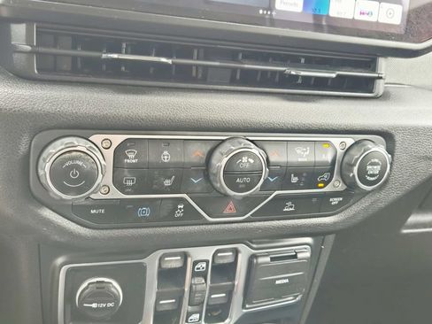 Certified 2024 Jeep Wrangler Unlimited w/ Convenience Group AWD/4WD image 30