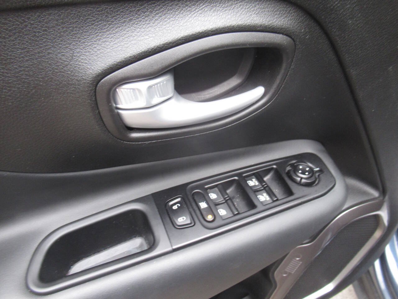 Used 2023 Jeep Renegade Latitude w/ Premium Group AWD/4WD image 15