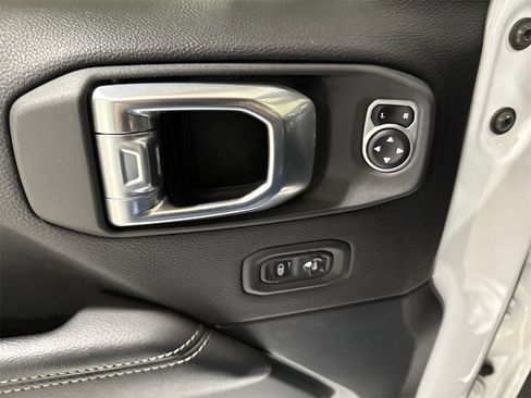 Used 2020 Jeep Wrangler Unlimited Sahara image 21