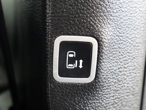 Used 2025 Chrysler Pacifica Select FWD image 55