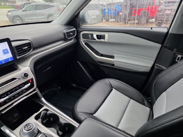 Used 2023 Ford Explorer XLT w/ Equipment Group 202A AWD/4WD image 37