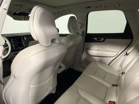 Used 2021 Volvo XC60 T5 Momentum w/ Climate Package image 33