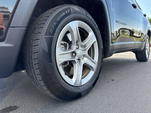 Used 2024 Jeep Compass Latitude AWD/4WD image 19