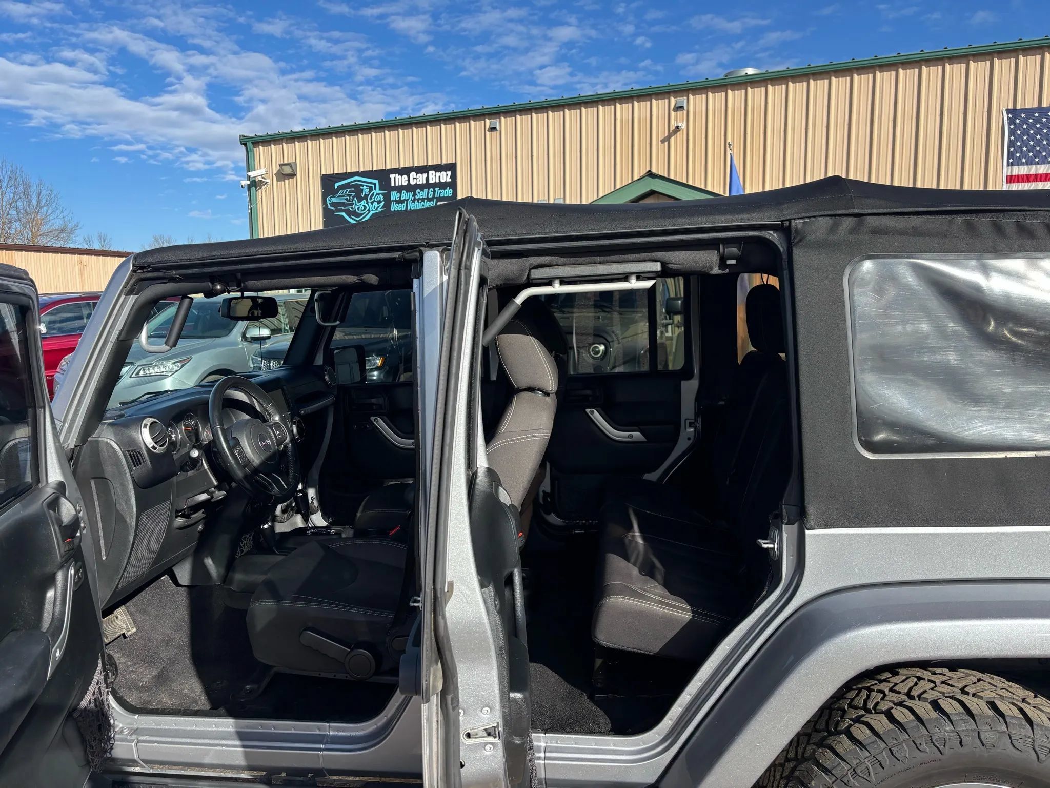 Used 2017 Jeep Wrangler Unlimited Sahara w/ Connectivity Group AWD/4WD image 11