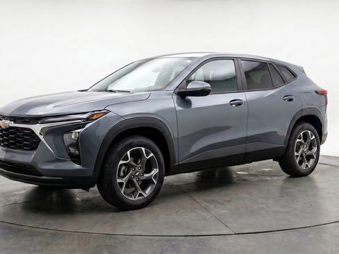 Used 2025 Chevrolet Trax LT FWD image 3