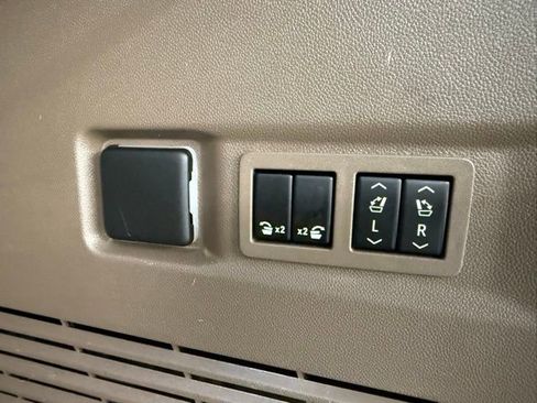 Used 2021 GMC Yukon Denali w/ Denali Premium Package image 38